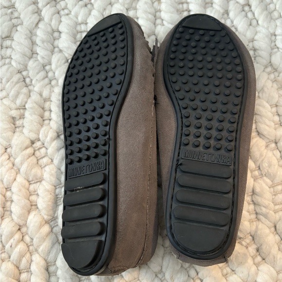 Women’s Gray Minnetonka Moccasin Size 9.5 - Picture 3 of 4